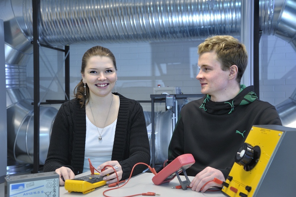 Kaksi opiskelijaa energiatekniikan harjoitustunnilla.